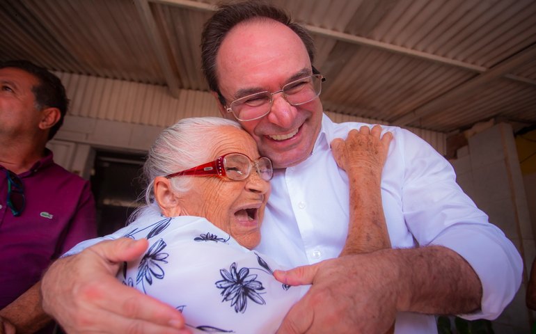 Prefeito Luciano entrega unidade de saúde e anuncia pavimentação de ruas e escola no Pé-leve Velho