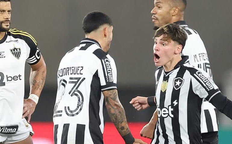 Botafogo supera expulsão no 1º tempo, vence Atlético-MG e entra no G-4 do Brasileirão