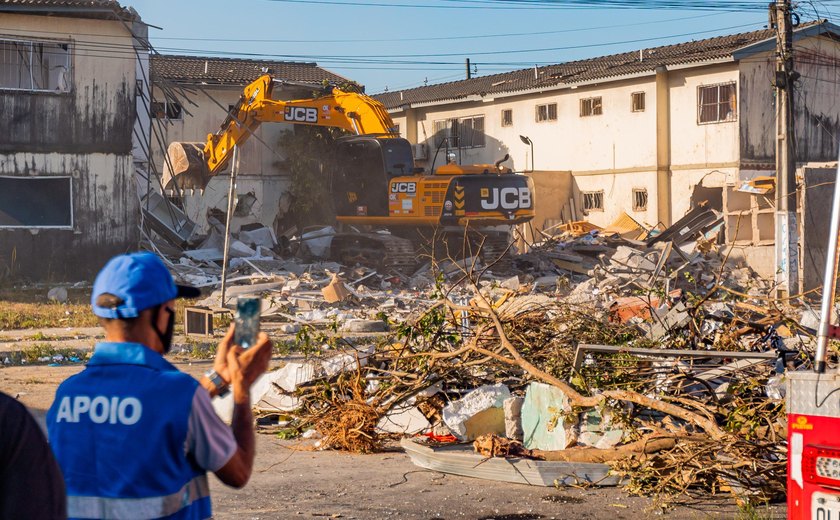 Prefeitura de Maceió inicia remoção de entulhos de prédio que desabou após explosão