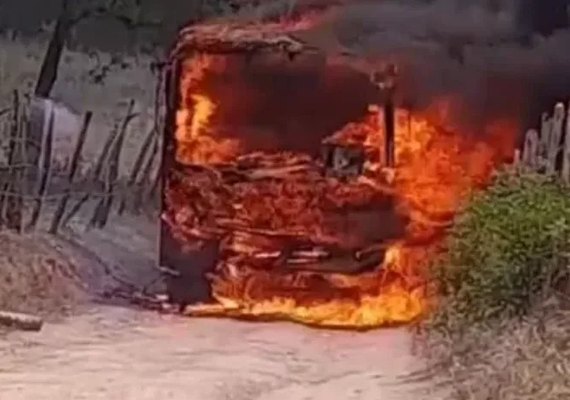 Incêndio destrói ônibus escolar na zona rural de São José da Tapera