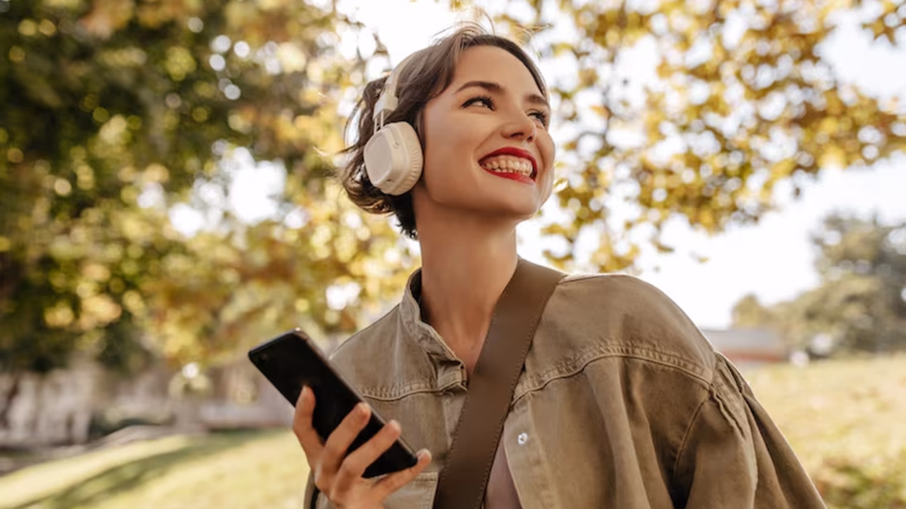 Ouvir música por 24 minutos reduz ansiedade tanto quanto remédio, aponta estudo