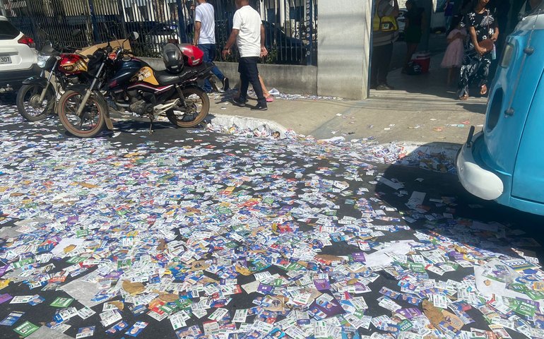 Sem receio de punição, assessores de candidatos fazem derrame de santinhos em Arapiraca