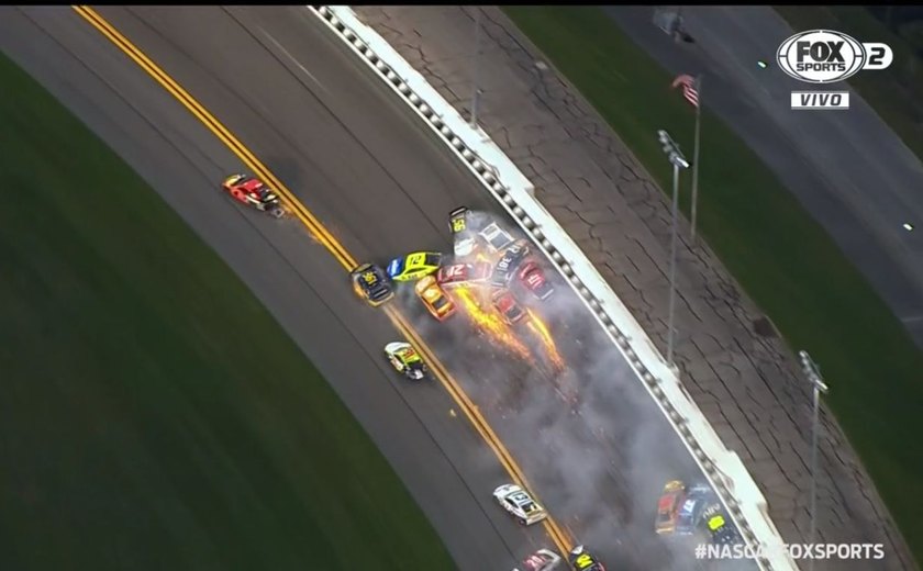 Acidente caótico envolvendo 28 carros bate recorde e paralisa prova da Nascar no Alabama