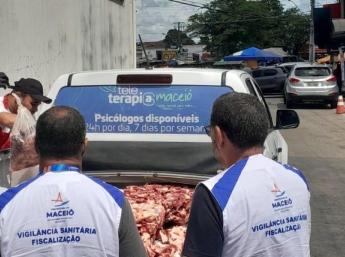 Vigilância Sanitária recolhe 120kg de carne estragada na feira do Tabuleiro