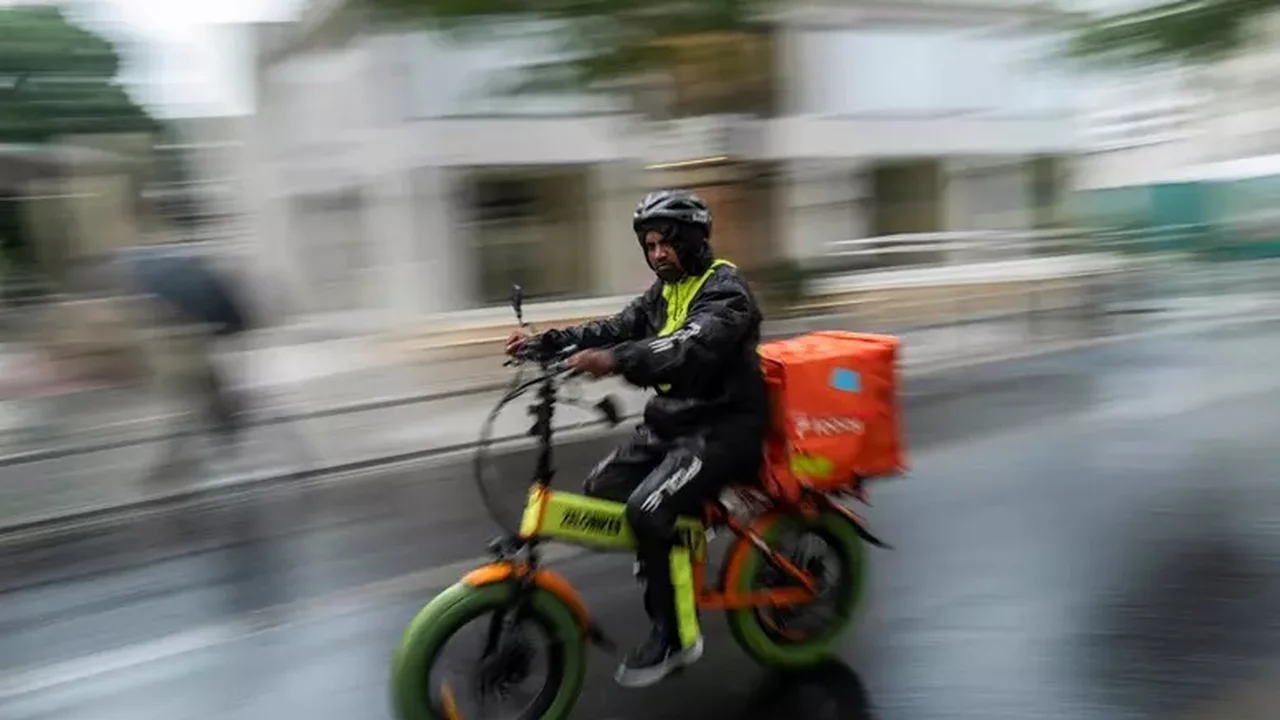 Prefeito de cidade italiana proíbe bicicletas no centro após ser atropelado