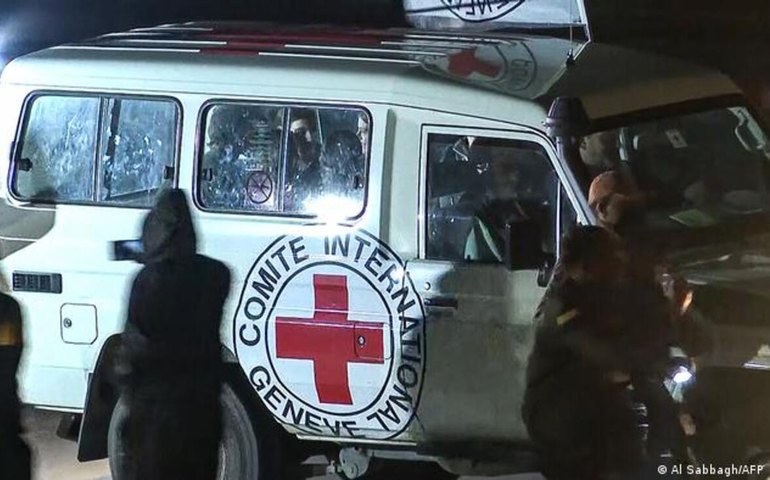 Hamas entrega mais 17 reféns a Israel após atrasar nova libertação