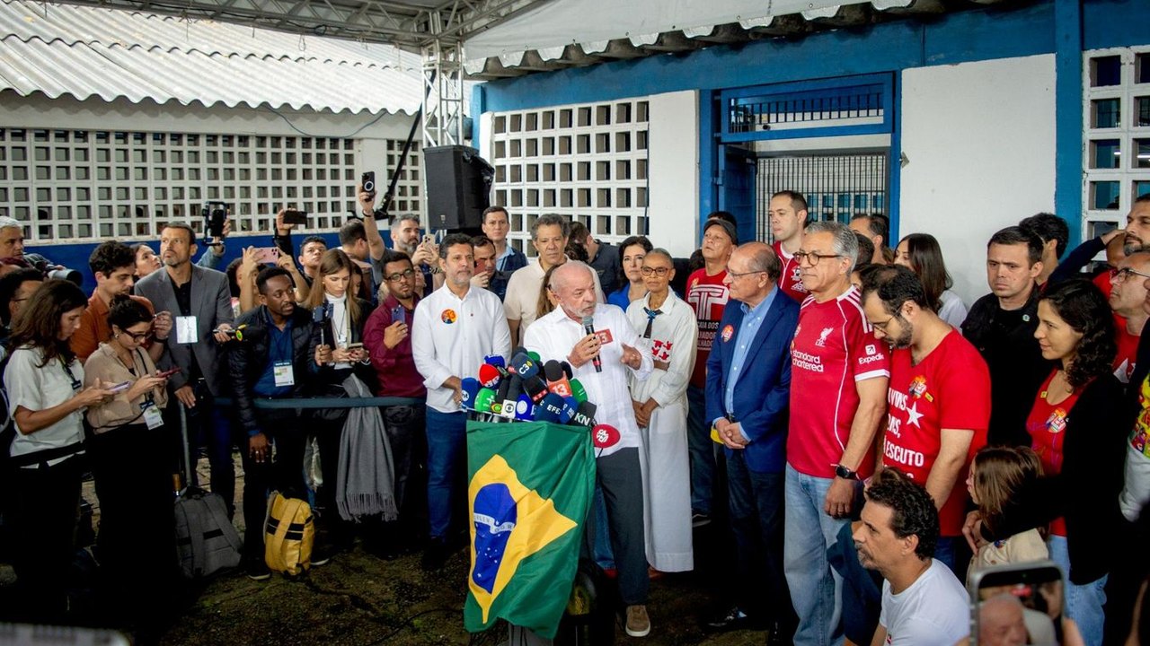 Lula vota em SP e critica Flávio Bolsonaro