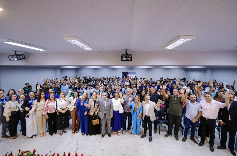 Alunos da rede participam de palestra sobre a importância do voto e prefeita Tia Júlia prestigia o momento