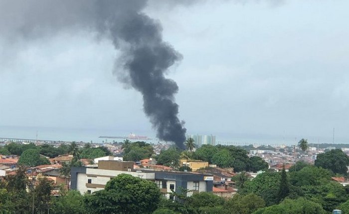 Loja de materiais para construção pega fogo na Levada