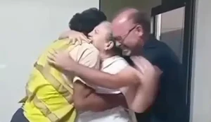 Reencontro de professor com a família foi marcado por muita emoção. Foto: Reprodução/Internet.