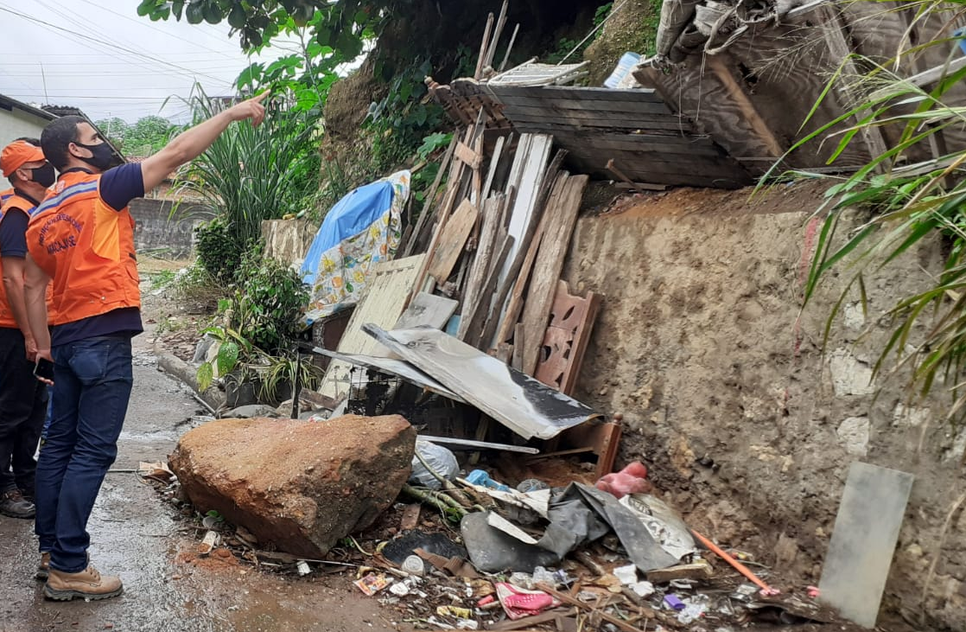 Deslizamento de terra é registrado no bairro América em Aracaju