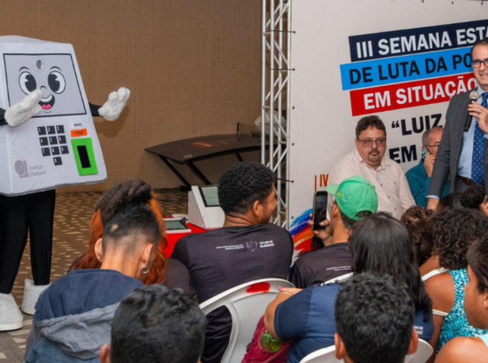 TRE/AL promove ação de educação eleitoral para pessoas em situação de rua