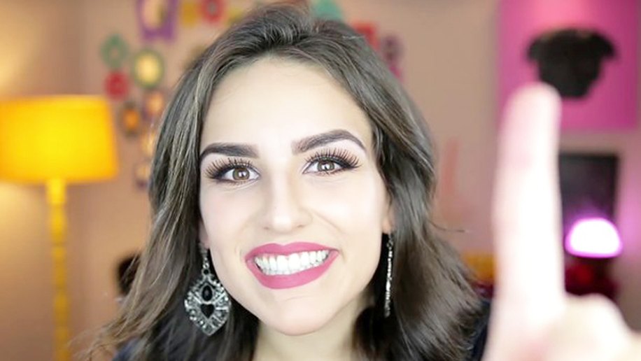 Youtuber Kéfera pede para não ser incomodada e passa vergonha em voo