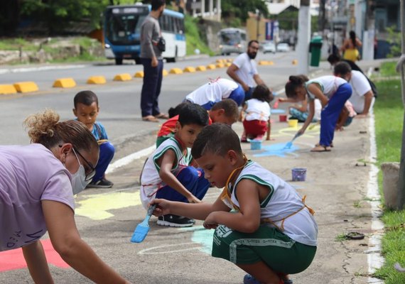Educação conclui projeto de conscientização ambiental com pinturas nas galerias pluviais