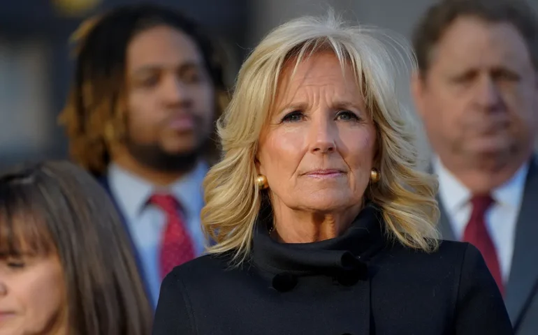 Esposa de Biden reage com 'corações' sobre decisão do marido de desistir da candidatura nos EUA