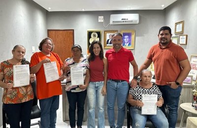 Prefeito Theobaldo Cintra concede aposentadoria a servidoras de Major Izidoro  