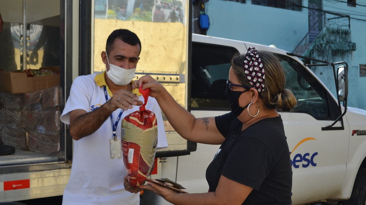 Mesa Brasil Sesc entrega mais de 1.300 Chesters para famílias carentes de Maceió e Arapiraca