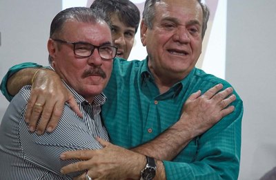Líder nas pesquisas, Cícero Almeida fecha chapa com PDT