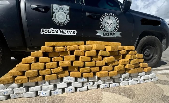 Policiais sentiram um odor de maconha ao passarem por uma carreta estacionada