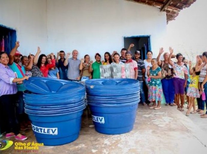 Prefeito Carlos André Nen faz entrega de tecnologias em Olho D'Água das Flores