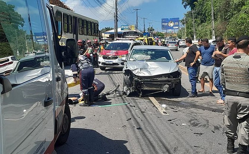 Morre motociclista envolvido em acidente com carro na Leste-Oeste