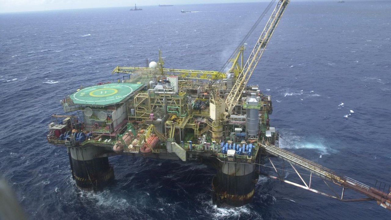 Petróleo cai pelo 3º dia seguido com retomada de fluxos no Estreito de Ormuz