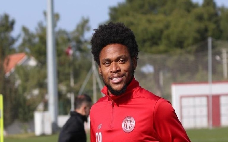 Luiz Adriano retorna ao Internacional após 16 anos: ‘Minha volta para casa’