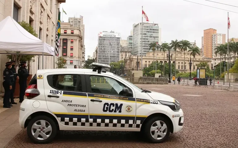 GCMs são flagrados arrastando e agredindo homem com cassetete em SP