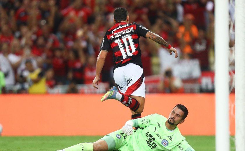 Flamengo vence com gol de Arrascaeta e lidera o Brasileiro