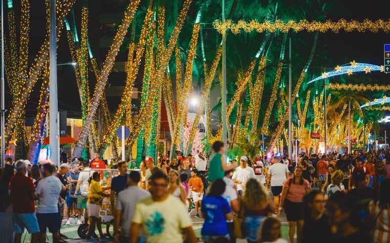 Iluminação de Natal impulsiona economia e fortalece ambulantes de Maceió