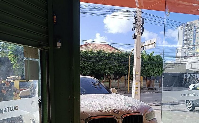 ﻿﻿Médico é preso após colidir com BMW contra porta de vidro de supermercado na Jatiúca