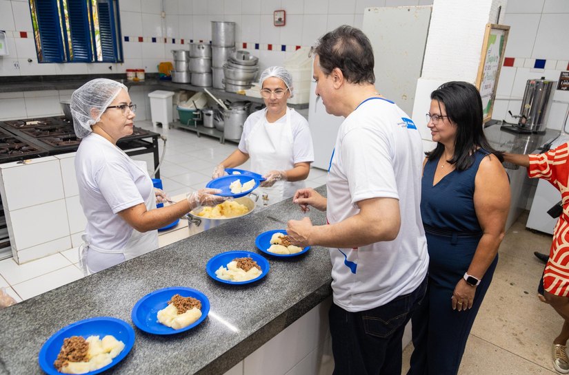 Em visita à escola Princesa Isabel, ministro da Educação destaca Programa Pé de Meia, inspirado no Cartão Escola 10, do Governo