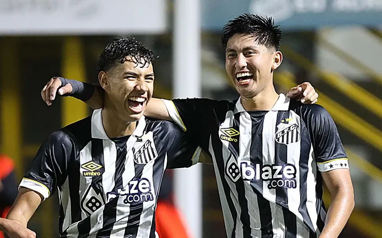 Santos treina na Vila Belmiro para duelo com Portuguesa e Carille tem uma dúvida na escalação