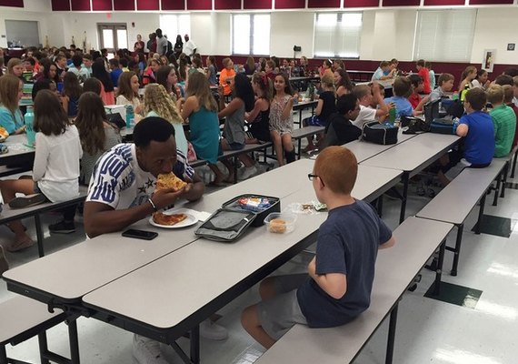 Atleta causa comoção nos EUA ao não deixar menino autista almoçar sozinho