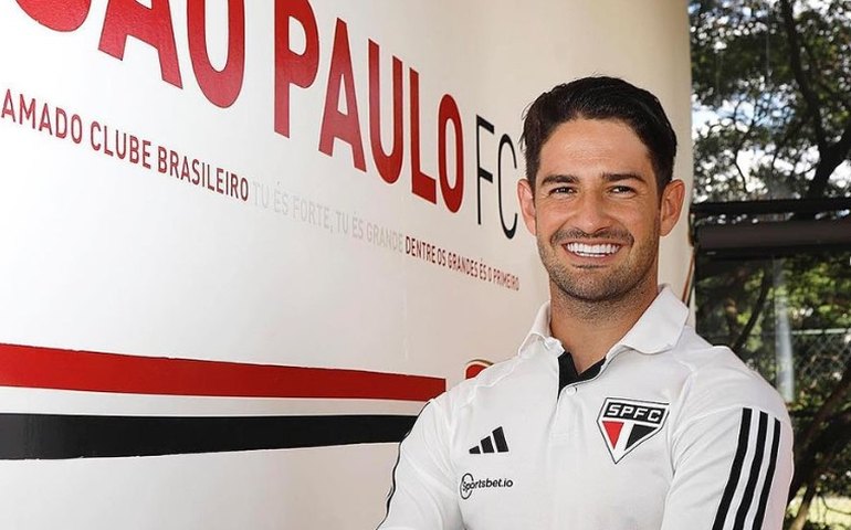 Pato viaja com o São Paulo para o Rio após três jogos sem entrar na lista de relacionados