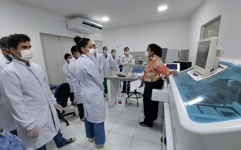Estudantes de Medicina da Uncisal conhecem serviços do  Centro de Patologia e Medicinal Laboratorial