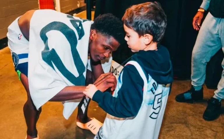 Edwards celebra cura de câncer de torcedor mirim que o presenteou com pulseira do tratamento