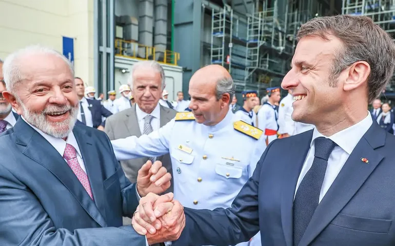 Macron chega ao Planalto para último dia de agenda no Brasil