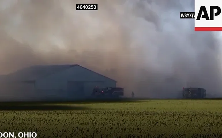 Várias imagens de uma fazenda com fumaça e caminhões de bombeiros.