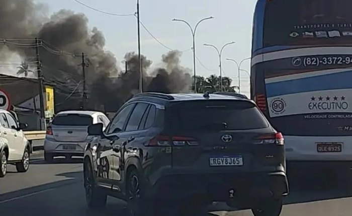 Moradores interditam AL-101 Sul em protesto por falta de água em Marechal