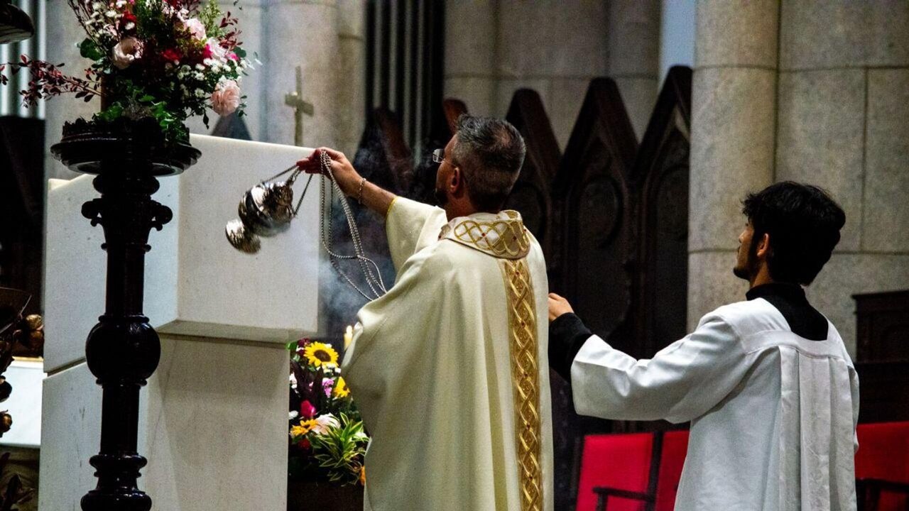 Fiéis lotam a Catedral da Sé em celebração de Páscoa neste domingo (VÍDEO)