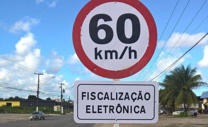 Sinalização implantada na Avenida Menino Marcelo vai orientar motoristas sobre os limites de velocidade - Foto: Assessoria