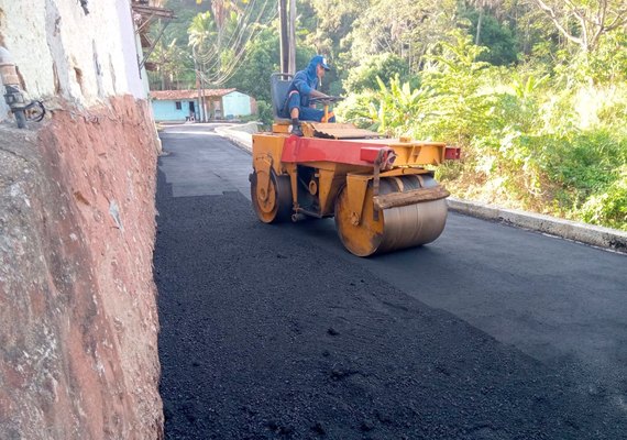 Via conectada à Ladeira da Moenda recebe pavimentação asfáltica