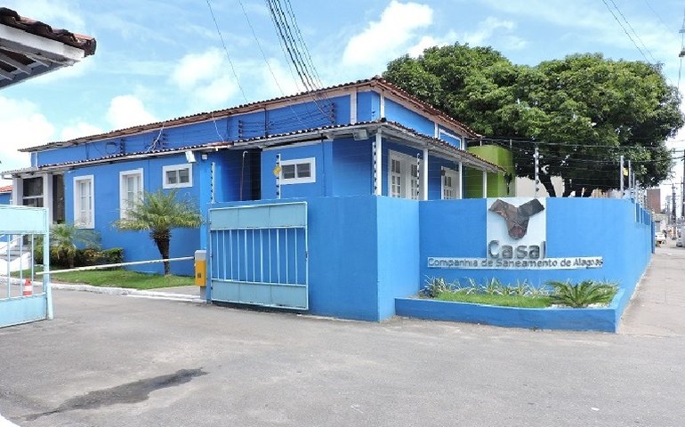 Casal trabalha em manutenção emergencial de estação elevatória de água no Sertão