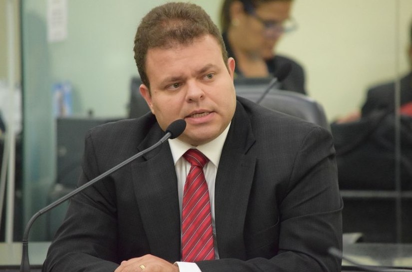 ALE aprova projeto que regulamenta a profissão de tradutor e intérprete de Libras