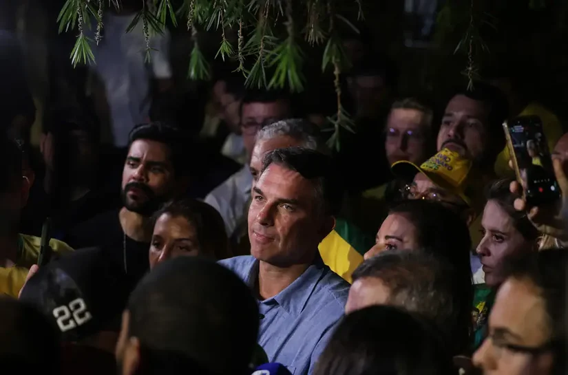 Flávio Bolsonaro impõe condições para liberar sigilos