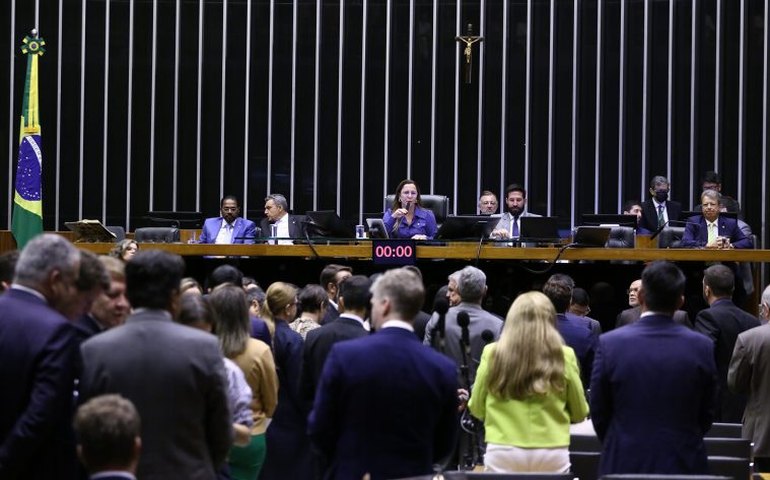 Câmara aprova aumento de pena para quem entregar bebida alcoólica a criança se houver o consumo