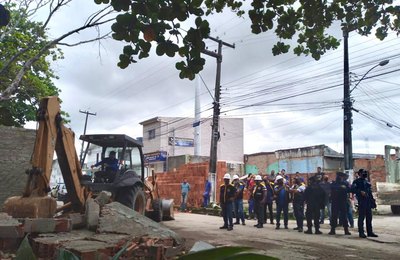 Ação de ordenamento retira construções irregulares no Conjunto Joaquim Leão