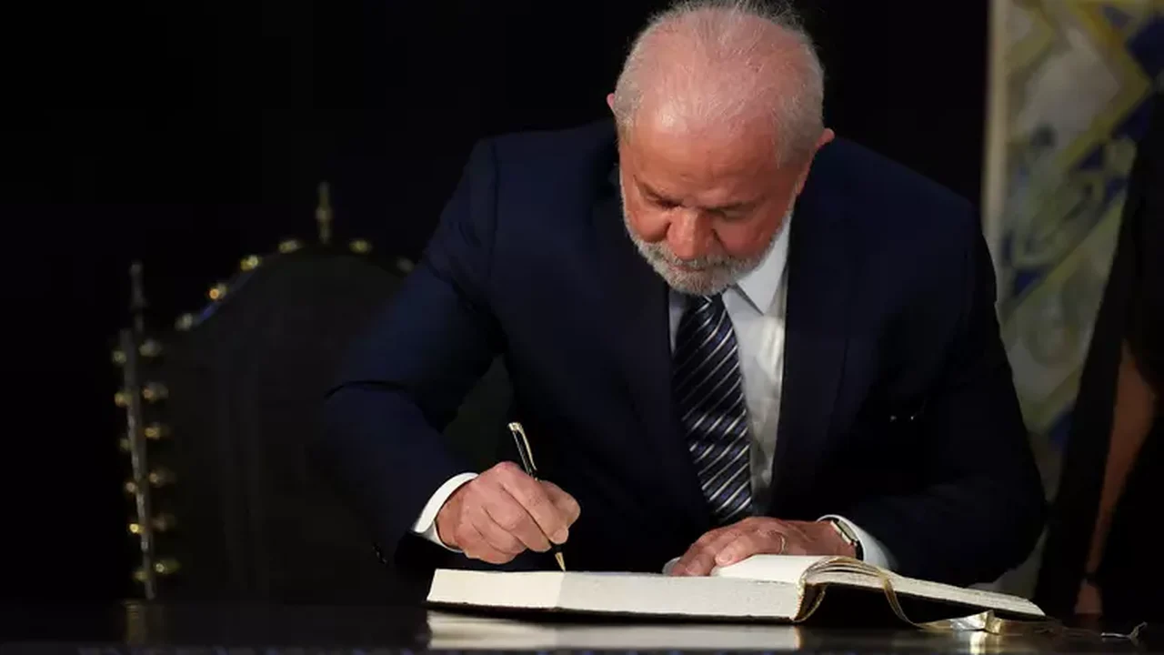 Em Portugal, Lula afirma que Brasil vai cumprir meta de zerar desmatamento até 2030