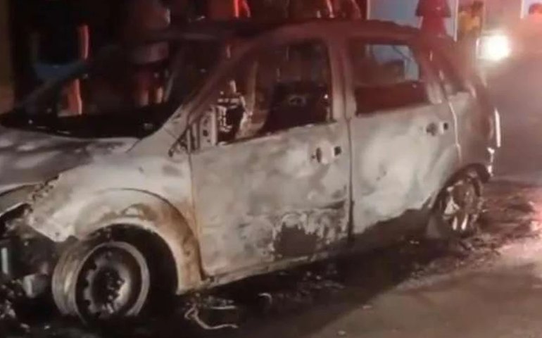 Carro pega fogo e fica totalmente destruído em Palmeira dos Índios